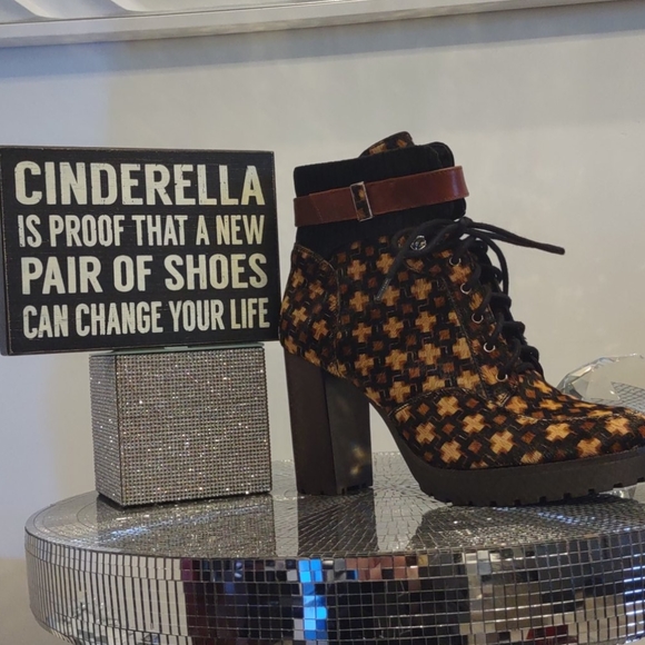 Geometric Lug Lace Zip Up High Heel hiking boots Fur Leather Antonio Melani New - Picture 4 of 10